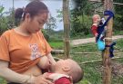 Bamboo house construction techniques of a young mother, and help from neighbors.
