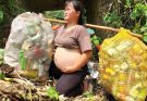 Money from the trash and the first meal filled with hope / poor woman.