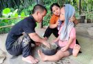 Dwarf family treating diseases with medicine from leaves | Discovering snake egg nests in the forest