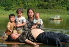 A single mother who was trapping fish in the river and had drowned was rescued by Chuc Thi Duong